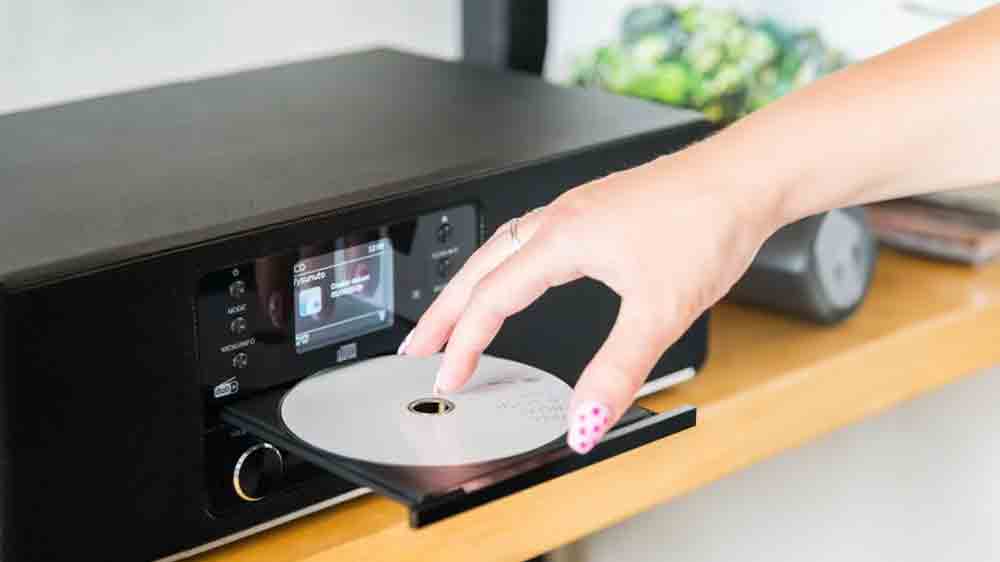 Vkl&aacute;d&aacute;n&iacute; CD do all in one audio syst&eacute;mu JVC RD-E984B_02