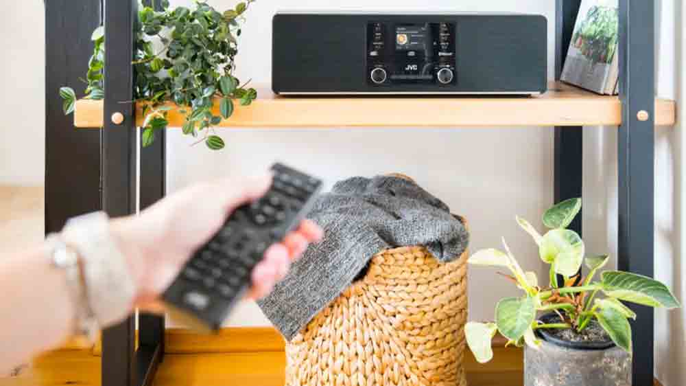 Ovl&aacute;d&aacute;n&iacute; all in one audio syst&eacute;mu JVC RD-E984B ovladačem_03