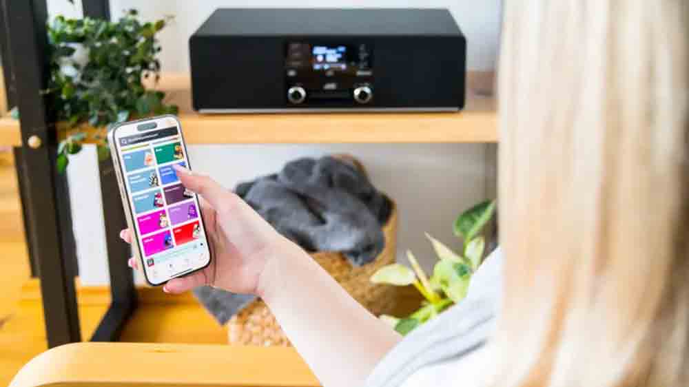 Přehr&aacute;v&aacute;n&iacute; hudby na all in one audio syst&eacute;mu JVC RD-E984B přes mobil_04