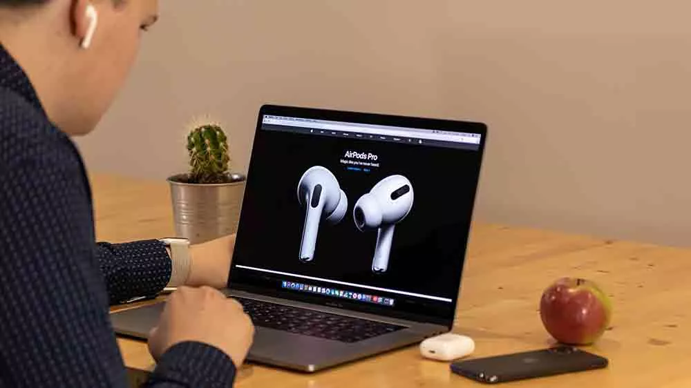 Muž se sluch&aacute;tky Apple_02