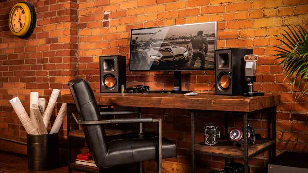 Reproduktory Klipsch R-51PM Black na stole_04