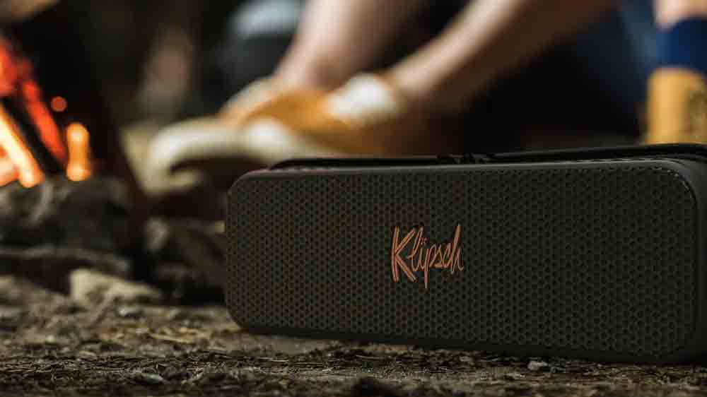 Reproduktor Klipsch Detroit opřen&yacute; o ohni&scaron;tě