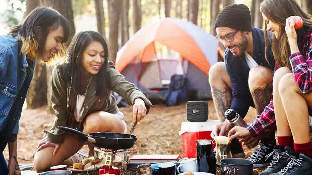 Lid&eacute; v kempu s reproduktorem Klipsch Austin