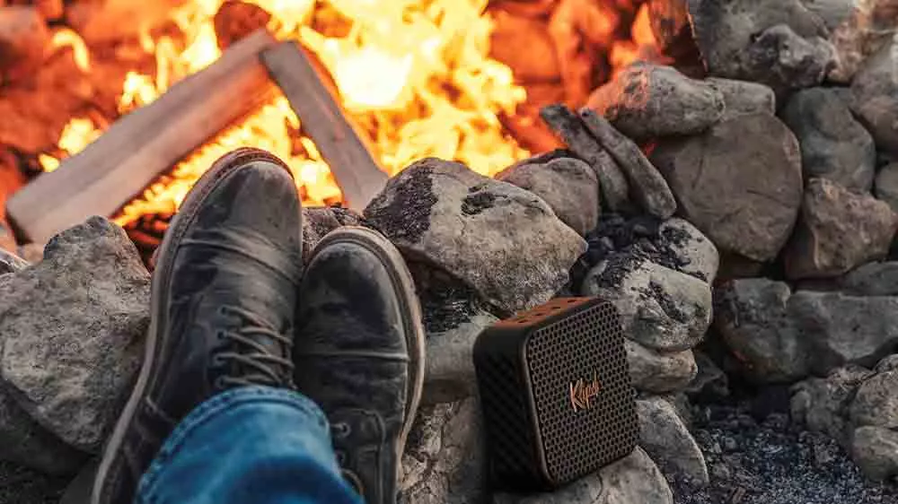 Reproduktor Klipsch Austin opřený o ohniště