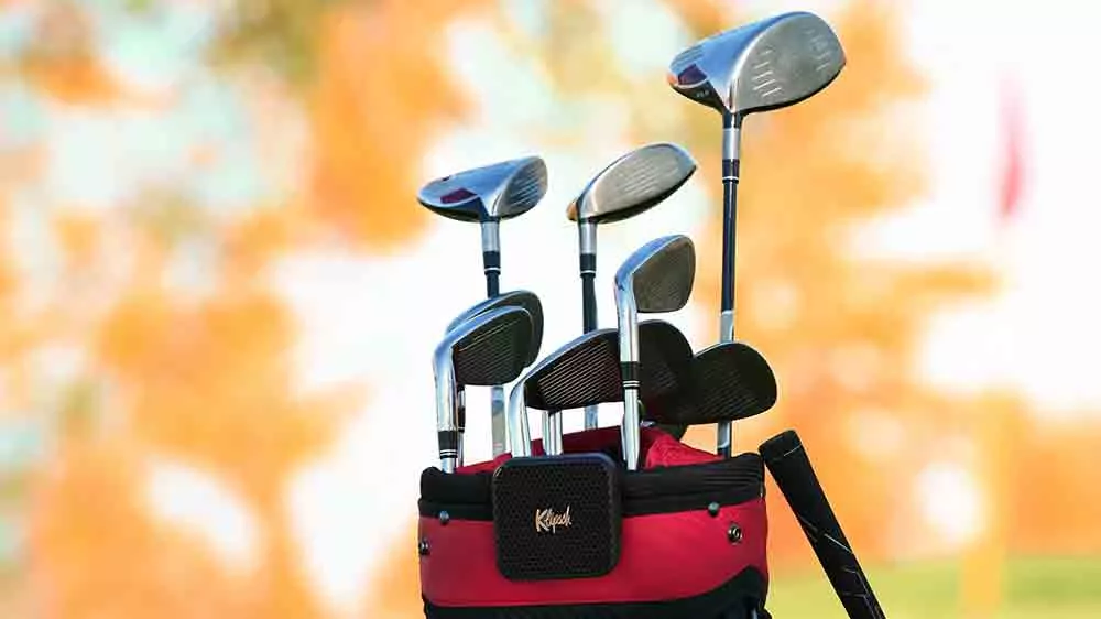 Reproduktor Klipsch Austin připnutý na vaku na golfové hole