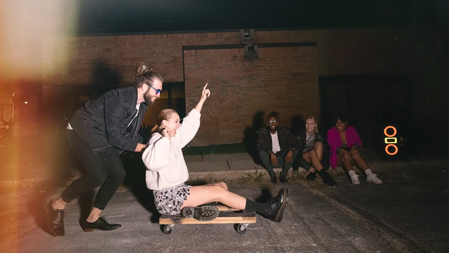 Lid&eacute;, bav&iacute;c&iacute; se na ulici_04