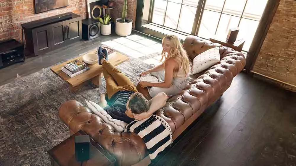 Bezdr&aacute;tov&eacute; reproduktory Klipsch Flexus Surr 100 Black v interi&eacute;ru_03