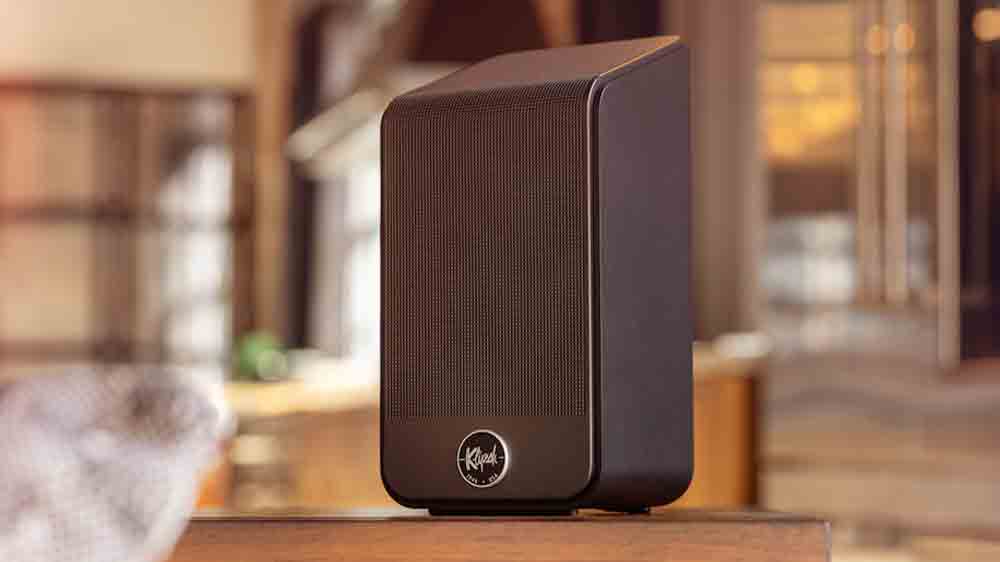 Bezdrátový reproduktor Klipsch Flexus Surr 200 Black na stole_02