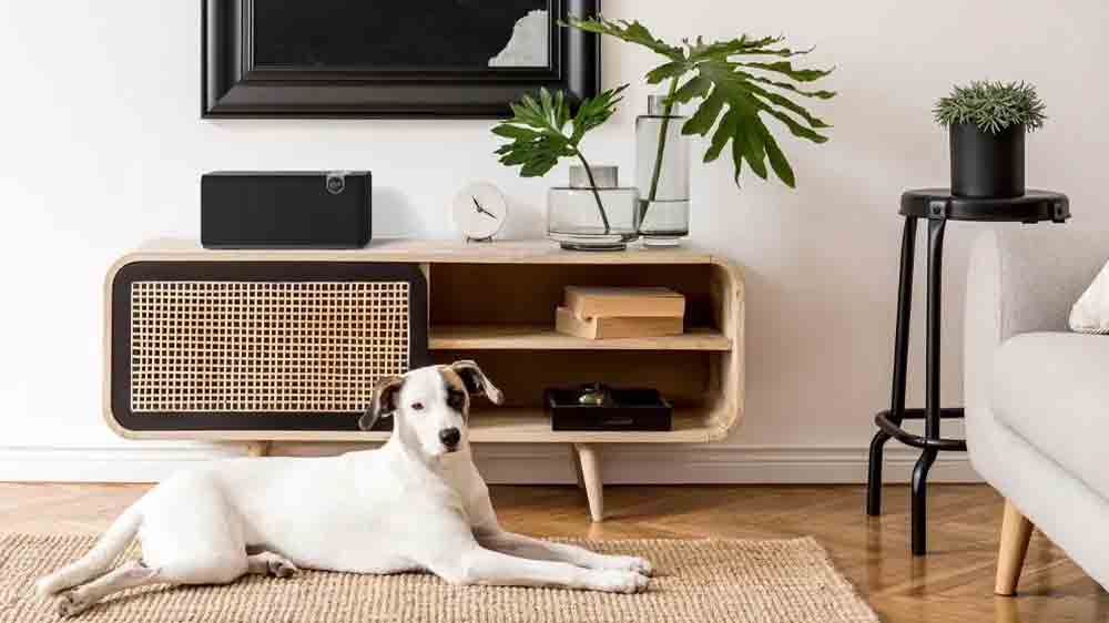 Bezdr&aacute;tov&yacute; reproduktor Klipsch The Three Plus v interi&eacute;ru_03