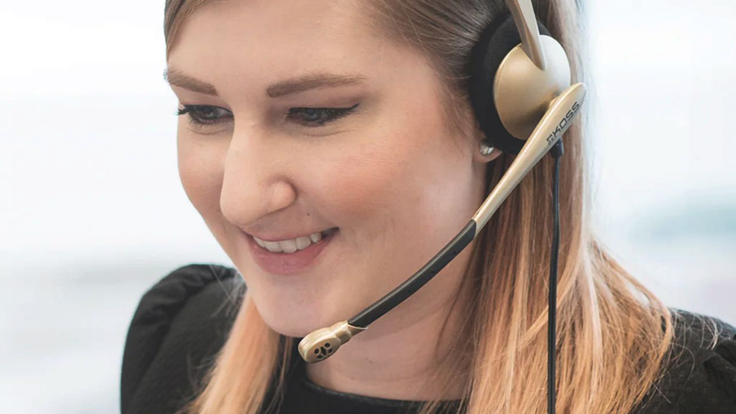 Žena so slúchadlami Koss CS95 USB na hlave