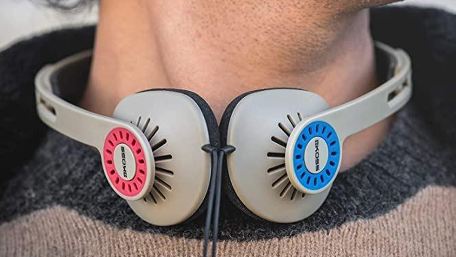 K&aacute;blov&eacute; sl&uacute;chadl&aacute; Koss KPH30i nasaden&eacute; okolo krku