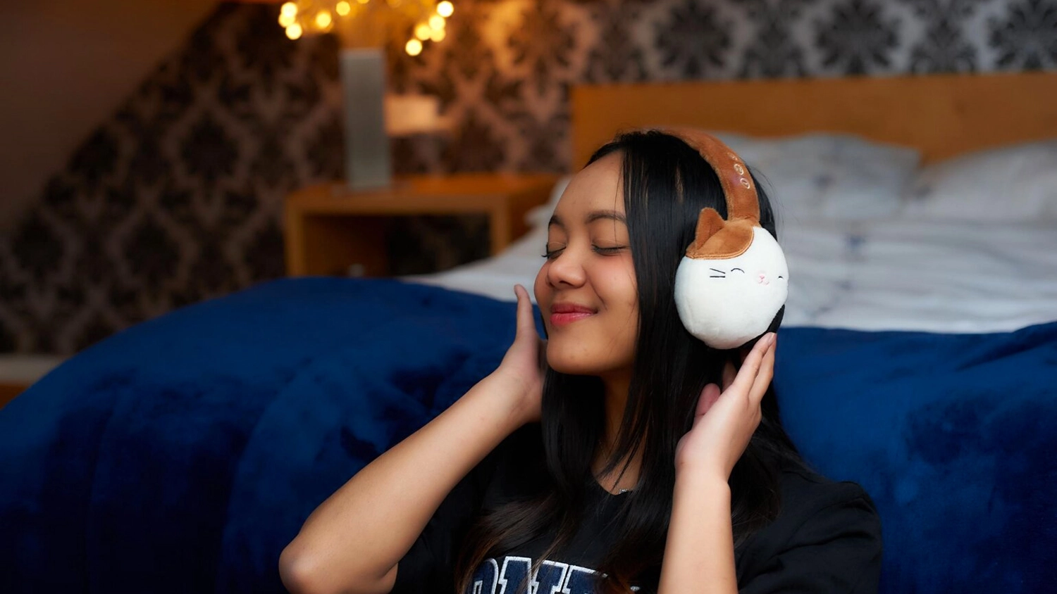 Slečna poslouchaj&iacute;c&iacute; sluch&aacute;tka Lazerbuilt Squishmallows Plush s motivem Cam