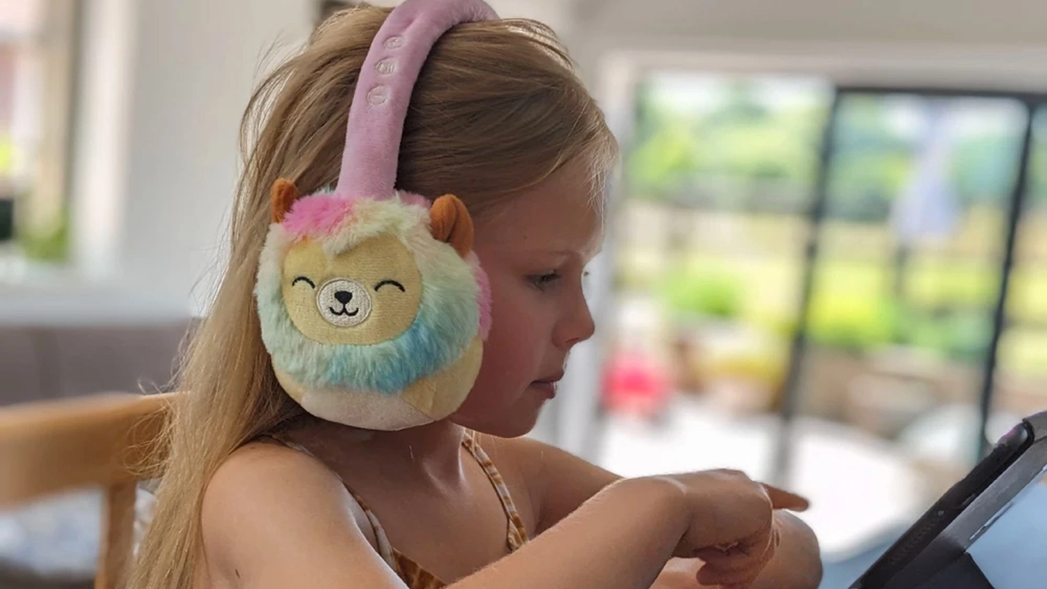 Slečna poslouchající sluchátka Lazerbuilt Squishmallows Plush s motivem Leonard