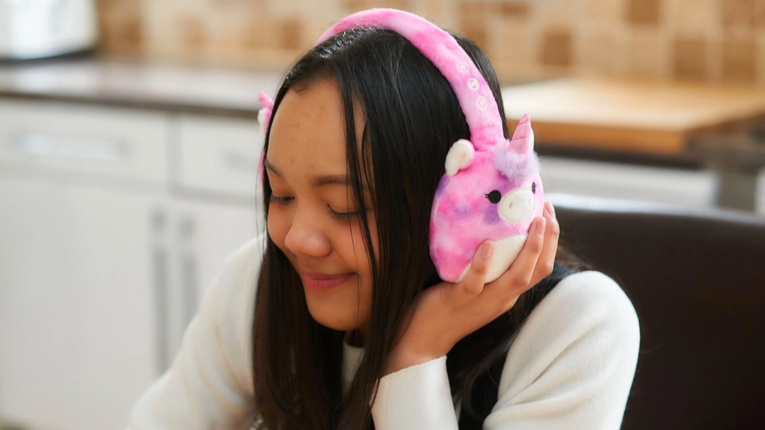 Slečna poslouchající sluchátka Lazerbuilt Squishmallows Plush s motivem Lola