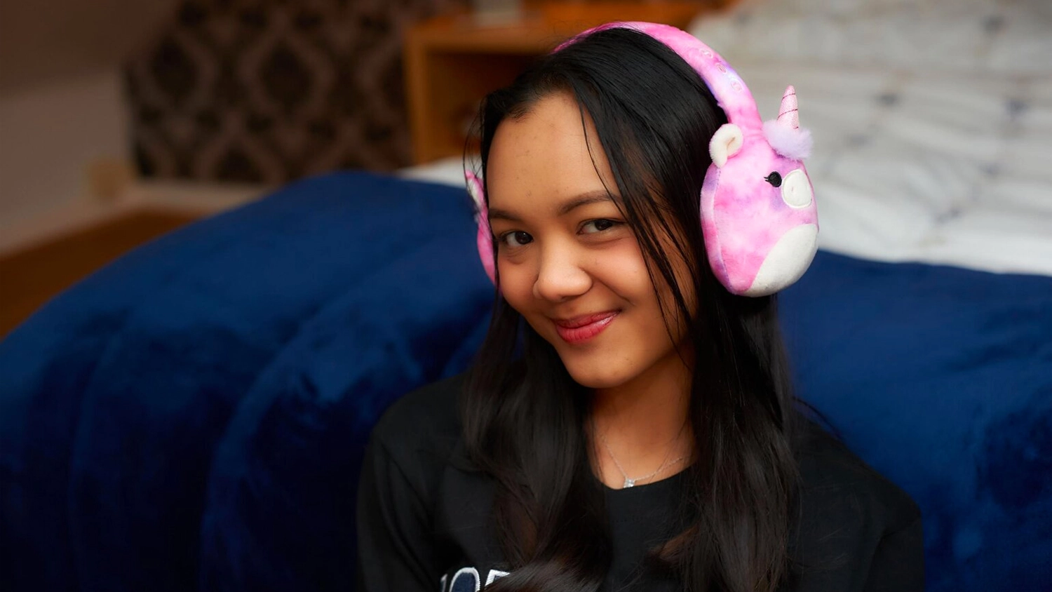 Slečna užívající si poslech sluchátek Lazerbuilt Squishmallows Plush