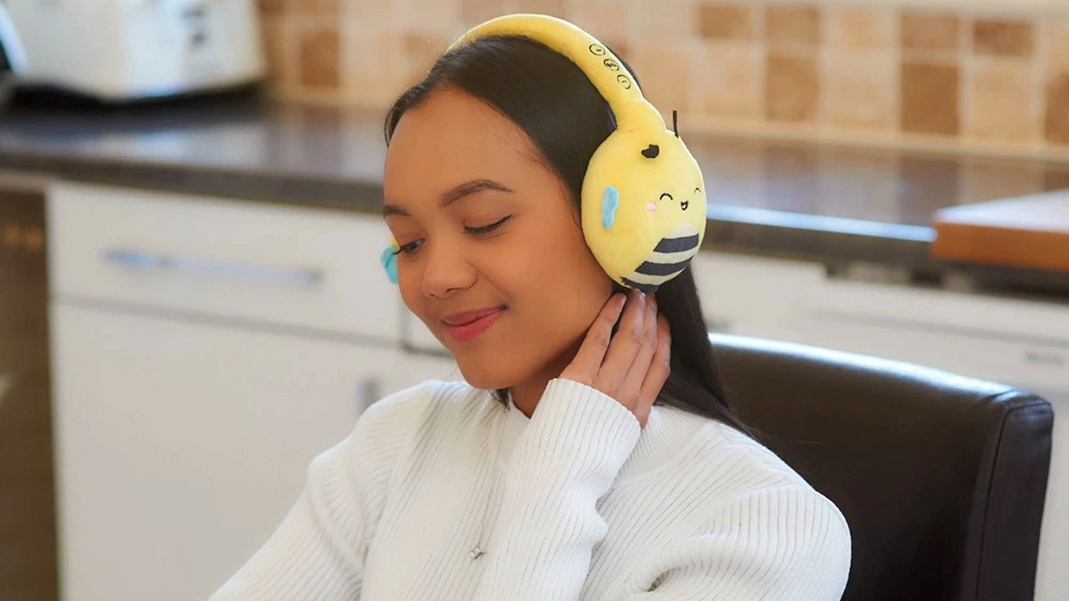 Slečna poslouchající sluchátka Lazerbuilt Squishmallows Plush s motivem Sunny