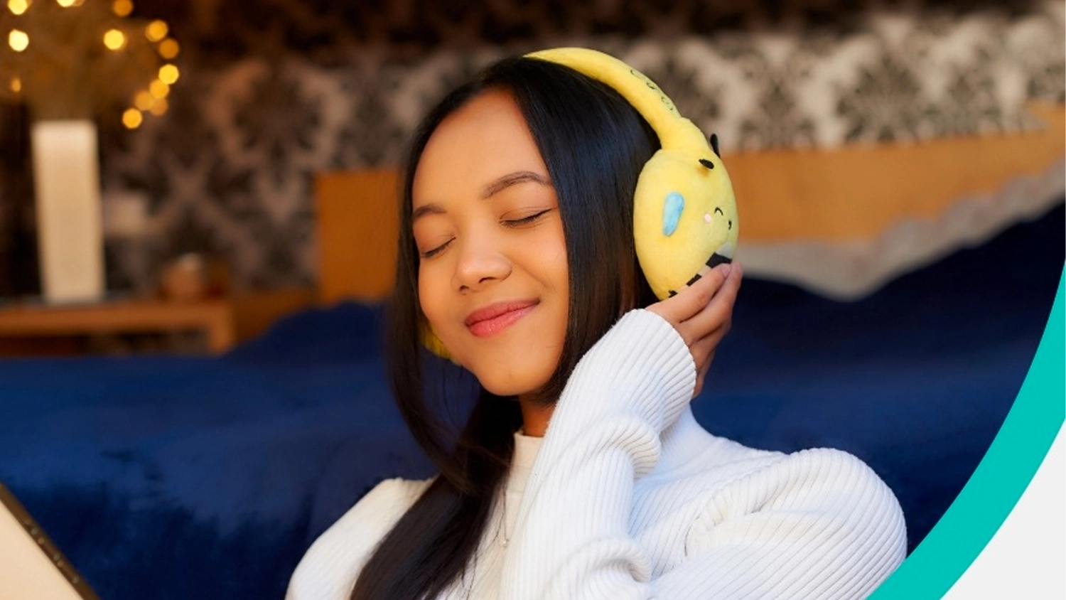 Slečna užívající si poslech sluchátek Lazerbuilt Squishmallows Plush