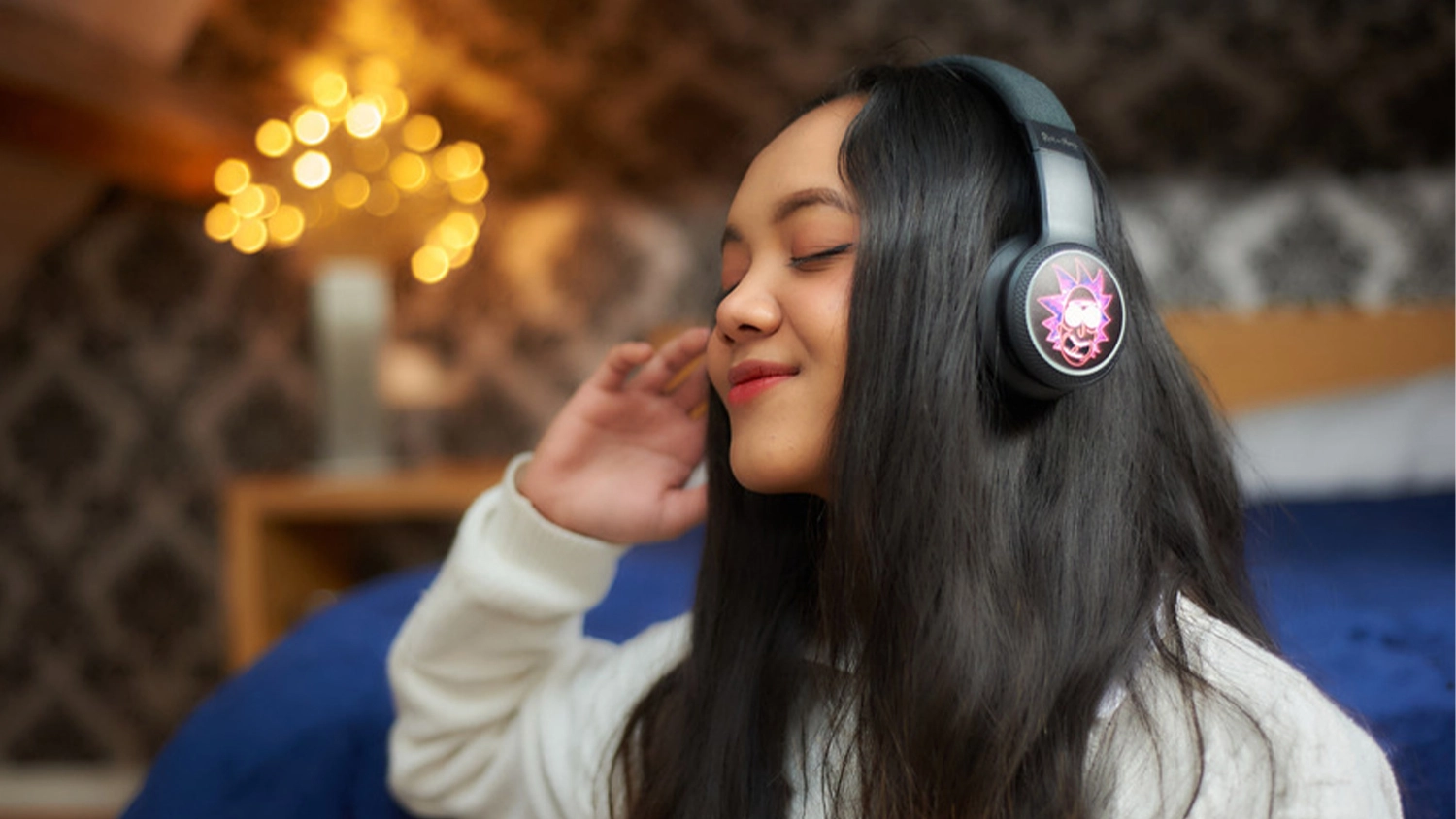 Dívka se sluchátky Lazerbuilt Rick & Morty Light-Up Bluetooth