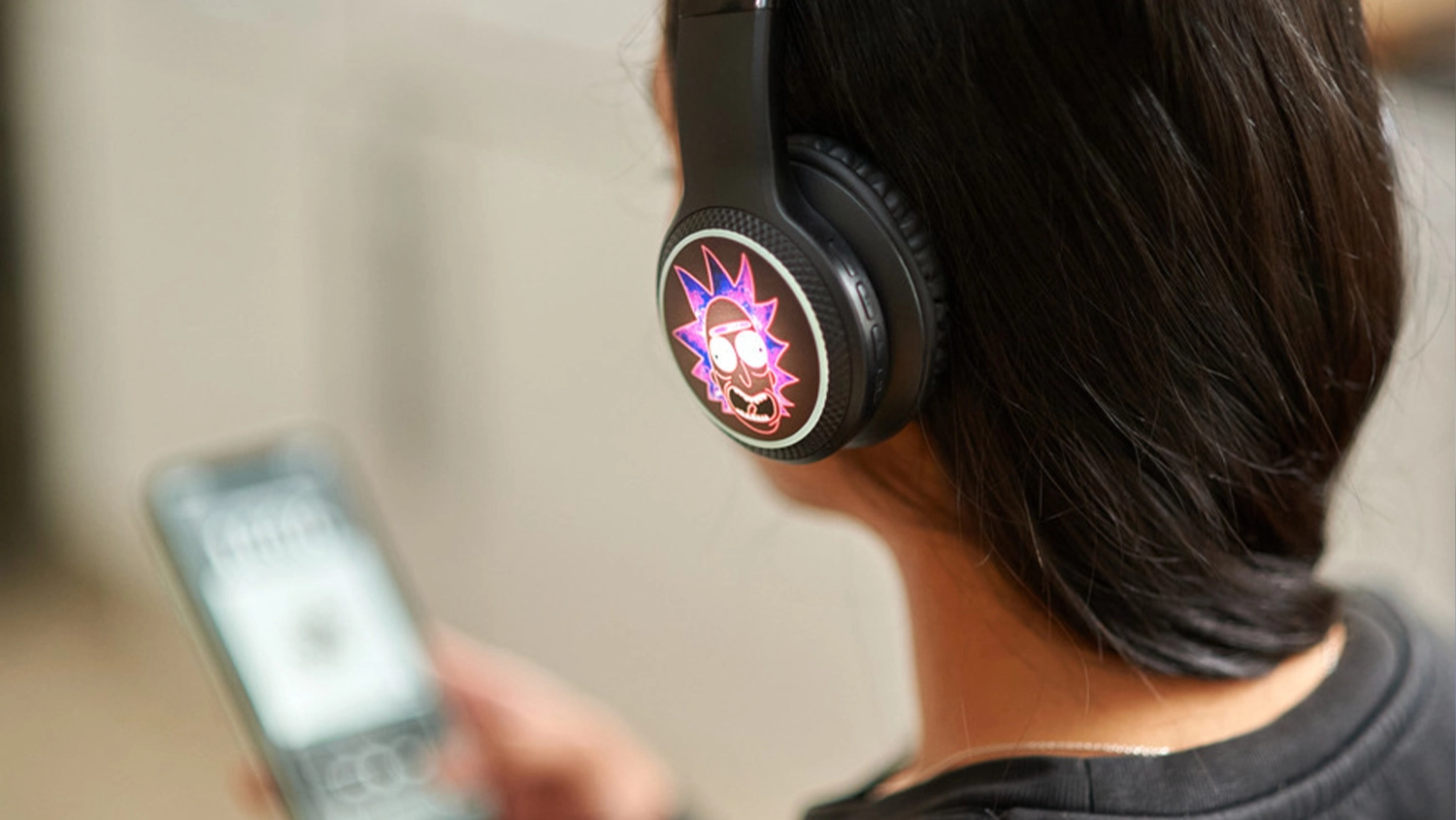 Dívka se sluchátky Lazerbuilt Rick & Morty Light-Up Bluetooth