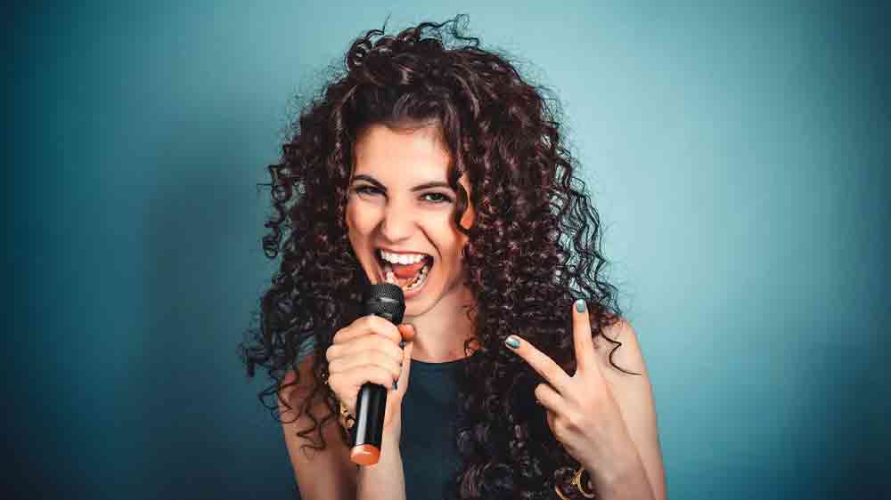 Žena drří mikrofon Lenco MCW-020BK_02