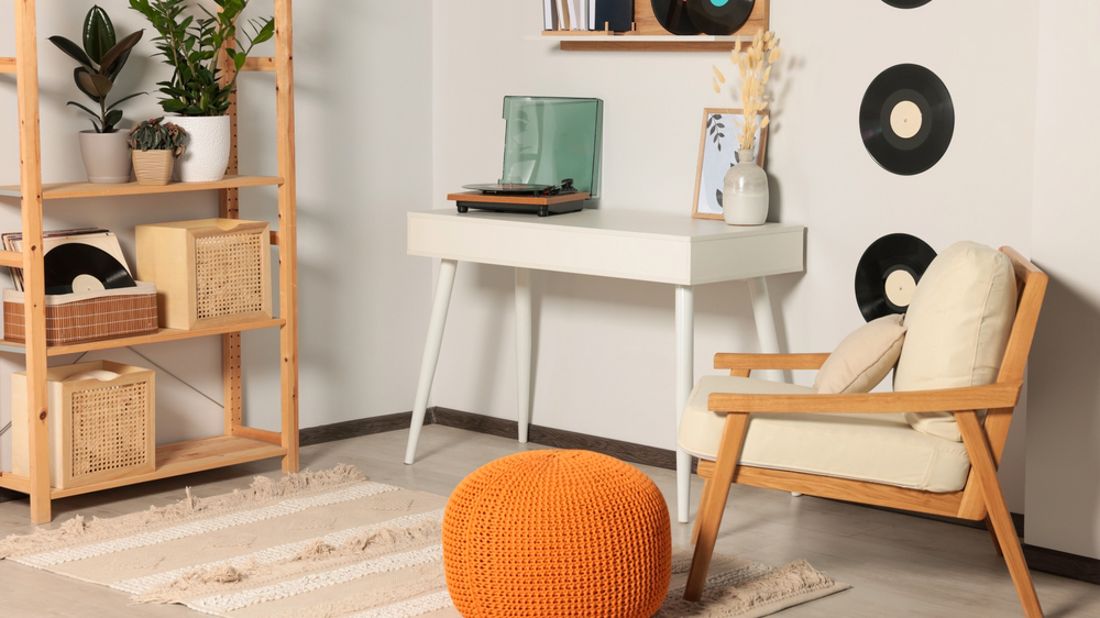 Gramofon na stolku v pokoji_03