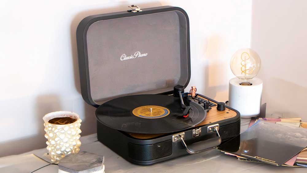 Gramofon Lenco TT-116BK na stole_03
