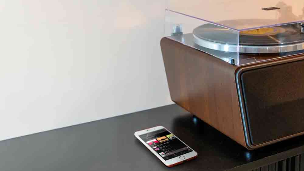 Mobilní telefon položený vedle gramofonu Lenco LS-470WA s BT_02