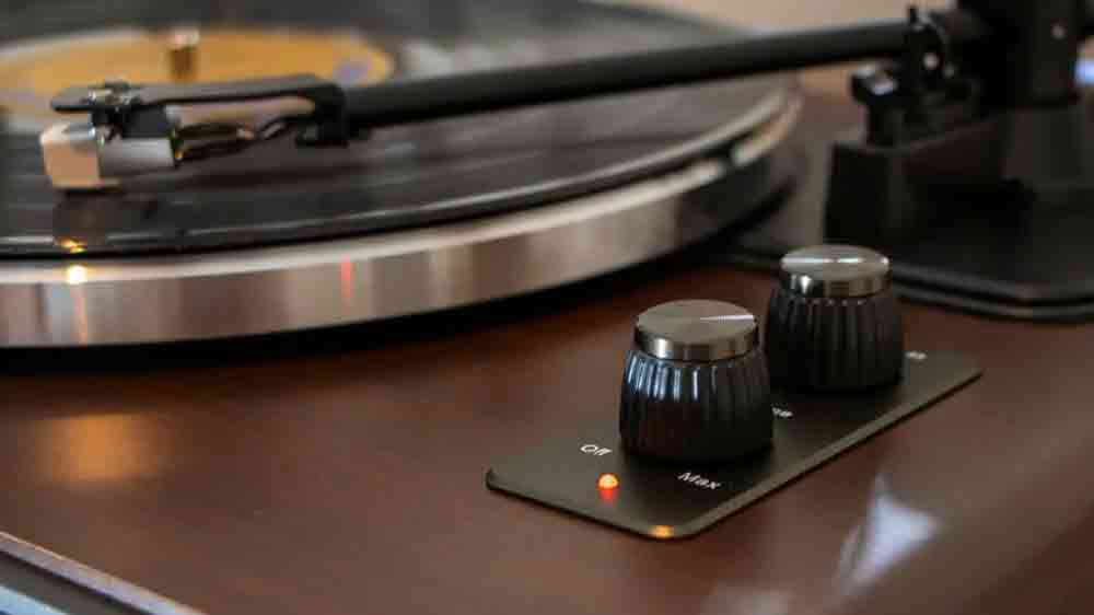 Detail ovládání gramofonu Lenco LS-470WA_03