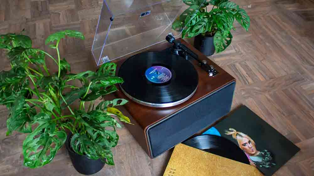 Hi-Fi gramofon Lenco LS-470WA s BT na zemi vedle kytek a vinylových desek_05