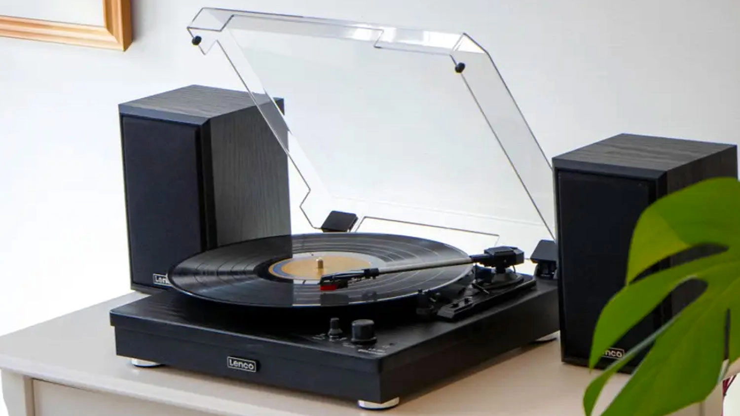 Gramofon v pokoji na komodě