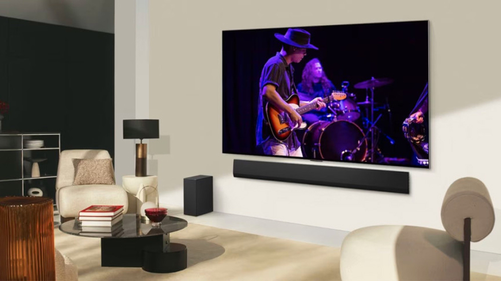 Pohled na televizi, kde vysílají hudební koncert, a soundbar LG SG10TY_05