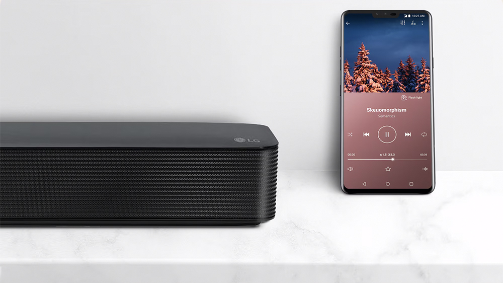 Soundbar LG SQM1 vedle telefonu_03