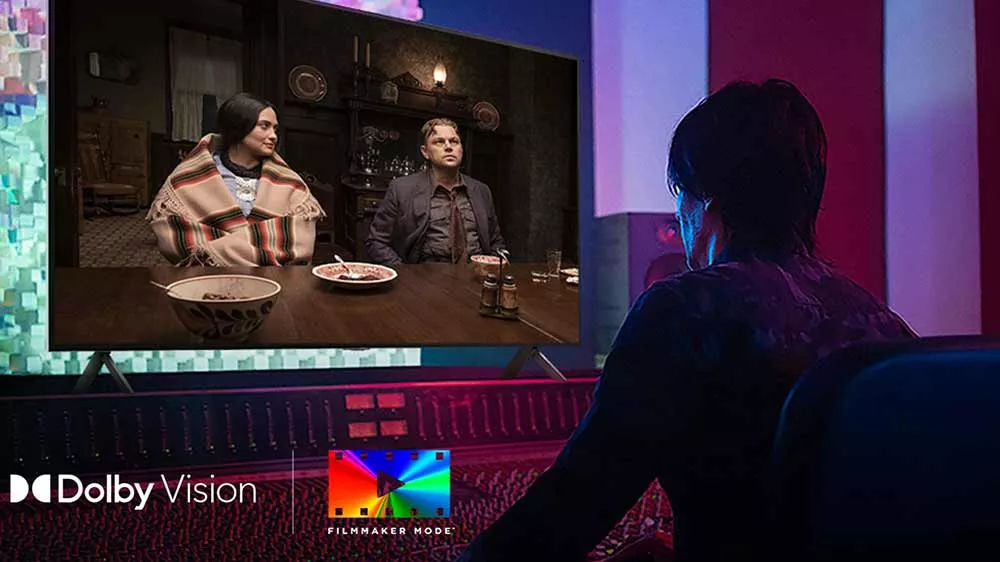 Člověk sed&iacute;c&iacute; u filmu ve FILMMAKER režimu od LG 43QNED82A6B_03