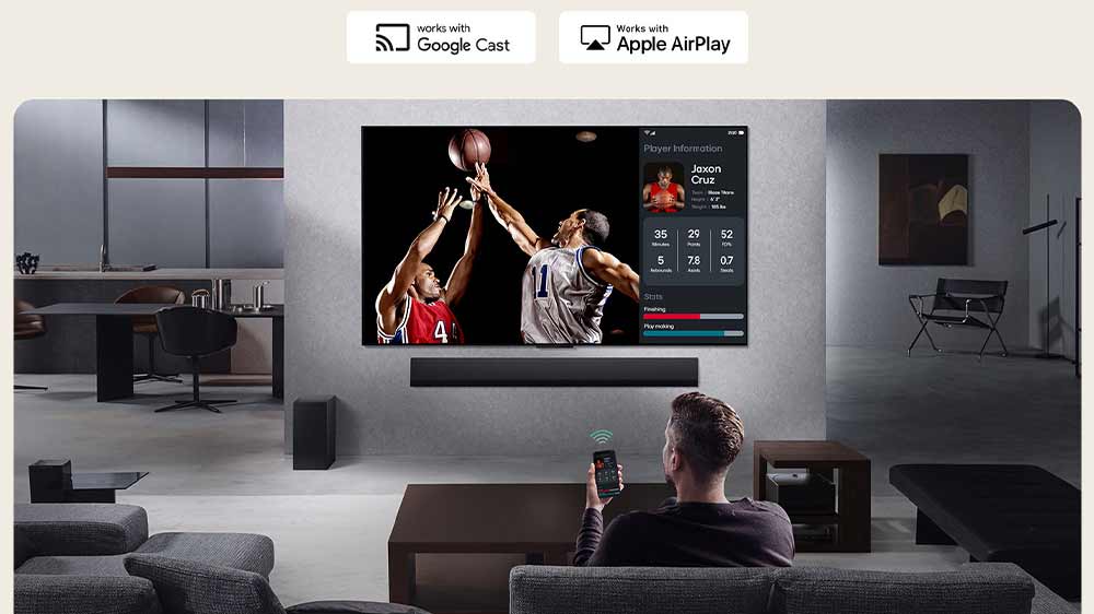 Muž ovládající Smart TV LG 43UA73006LA ovladačem z pohovky_03