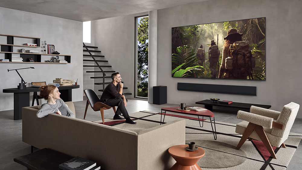 Pár, který se dívá na televizi LG OLED Evo OLED48G56LS_02