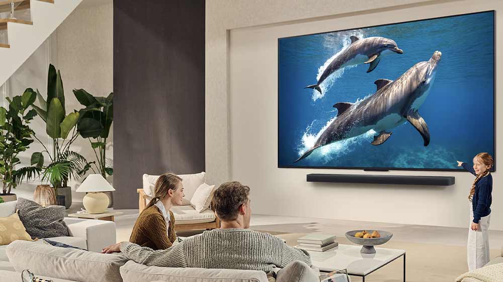 Rodina na pohovce před televizí LG 50QNED82A6B_02