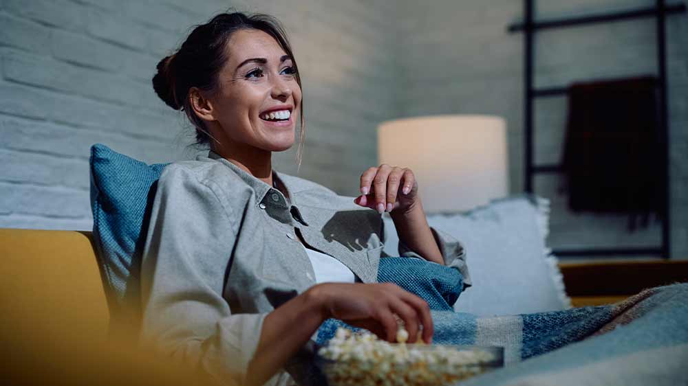 Žena sledujúca televíziu s popcornom_03