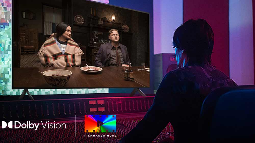 Človek sediaci pri filme vo FILMMAKER režime od LG 75QNED85A6C_03