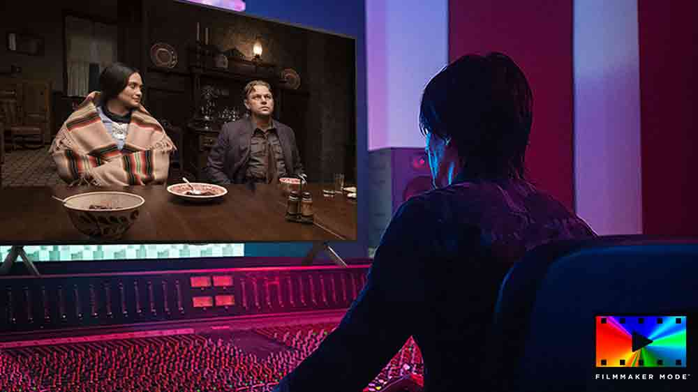 Člověk sledující film u mixážního pultu_06