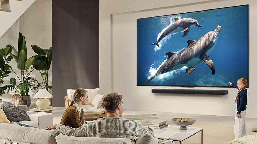 Rodina se dívá na televizi LG_02