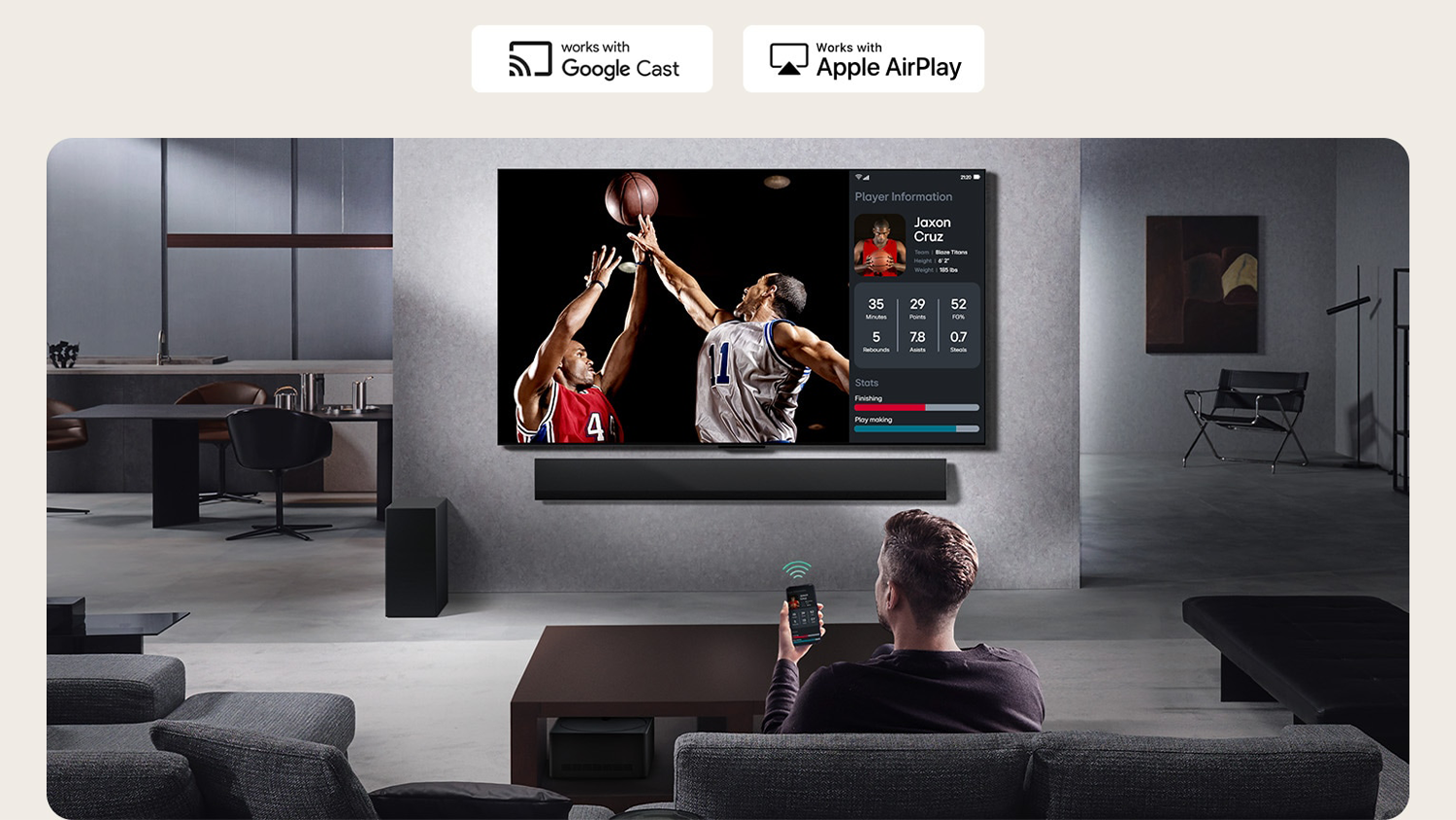 Muž sleduje sportovní zápas na Smart OLED TV OLED55C56LB