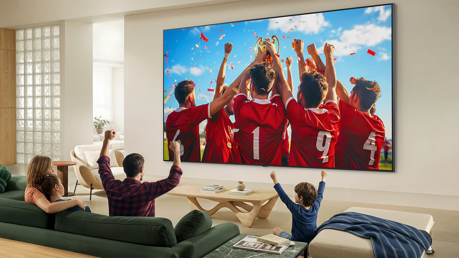 Lidé sledují sportovní zápas na televizi LG