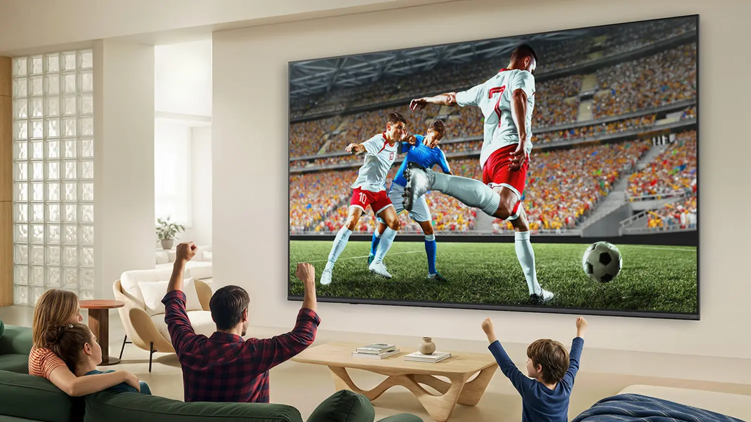 Rodina sleduje sportovní zápas v televizi