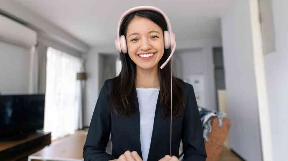 Žena se sluchátky Logitech H390 USB Headset Rose_02