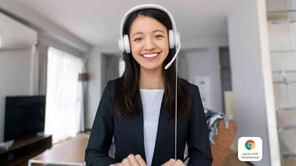 Žena se sluch&aacute;tky Logitech H390 USB Headset White_02