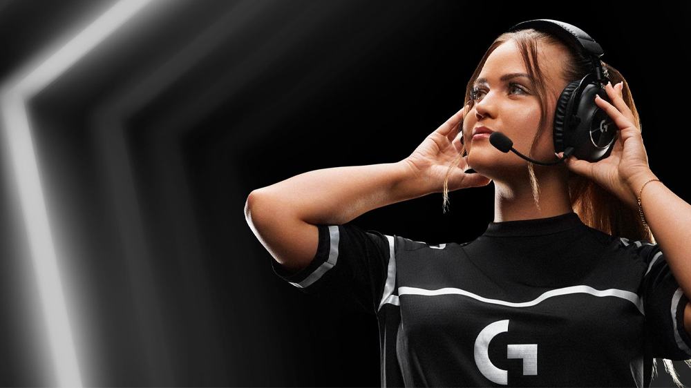 Herní bezdrátová sluchátka Logitech PRO X 2 Lightspeed černá dívka se sluchátky na hlavě_03