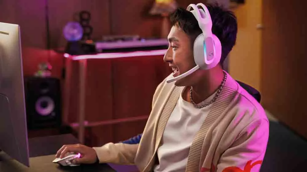 Muž s Logitech G522 LIGHTSPEED u počítače_03