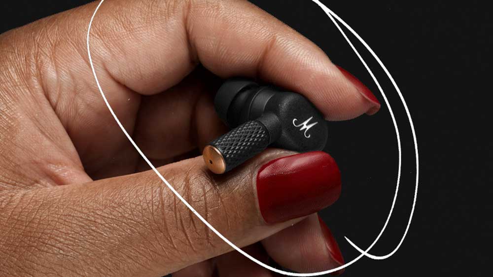 Bezdrátová sluchátka do uší Marshall Motif II A.N.C v ruce ženy_02