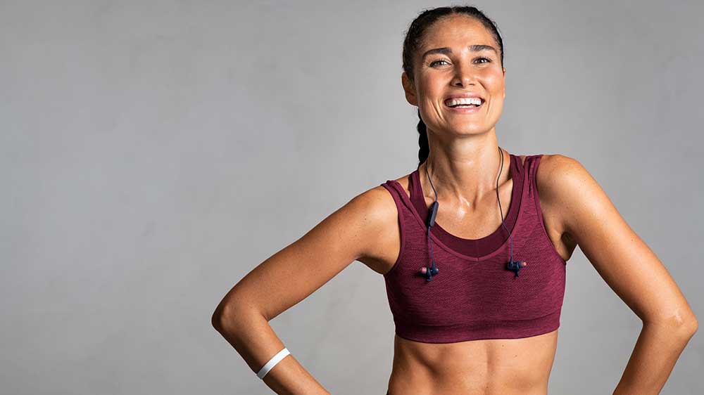 Bezdrátová sluchátka do uší sportující žena_05