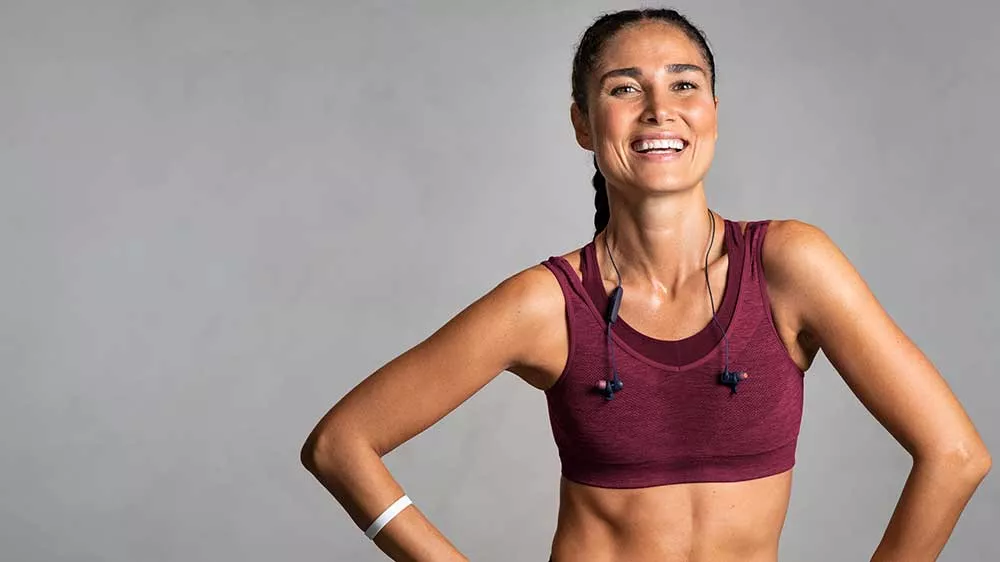 Bezdrátová sluchátka do uší sportující žena_05